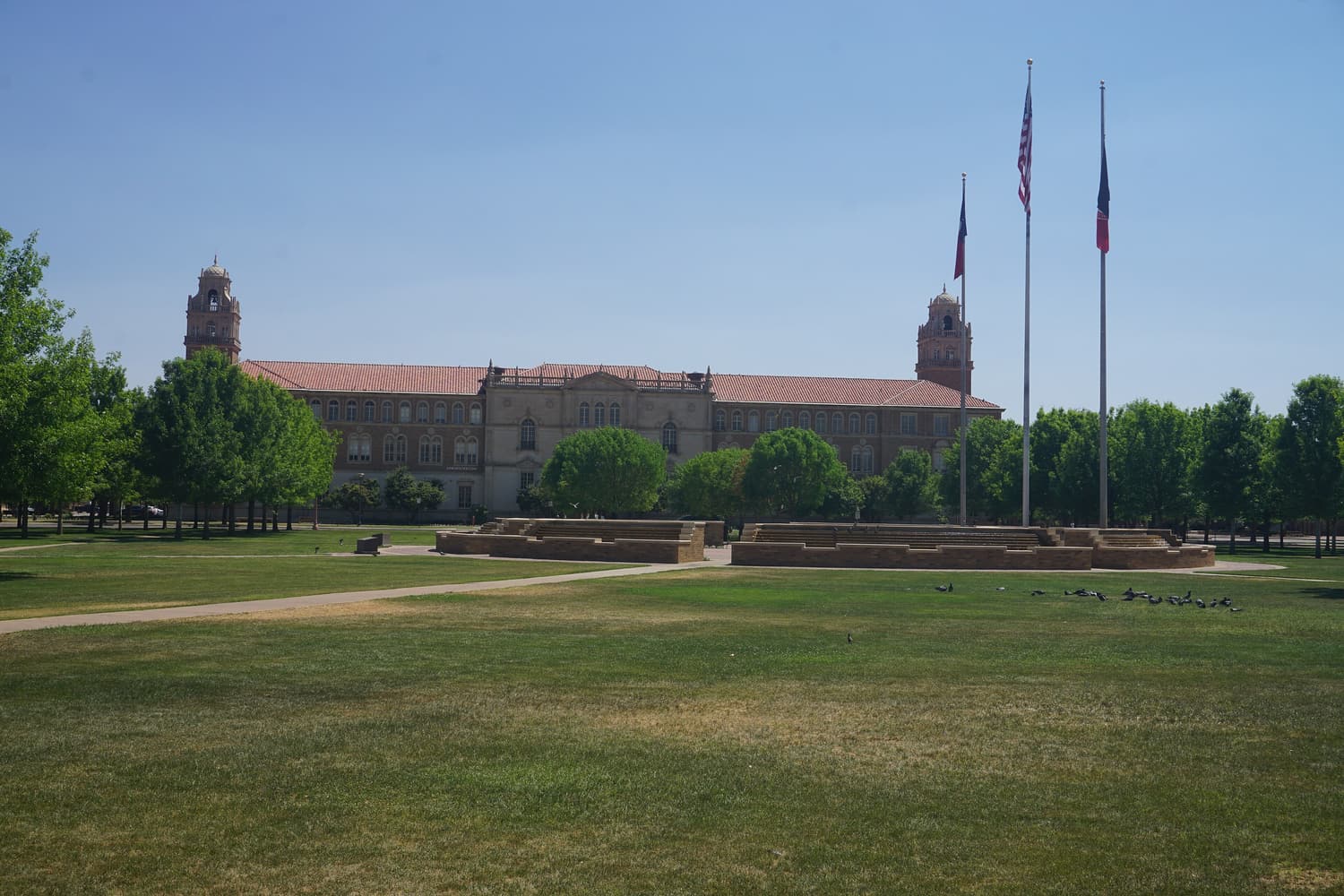 Memorial Circle und das Verwaltungsgebäude mit Doppeltürmen der Texas Tech University