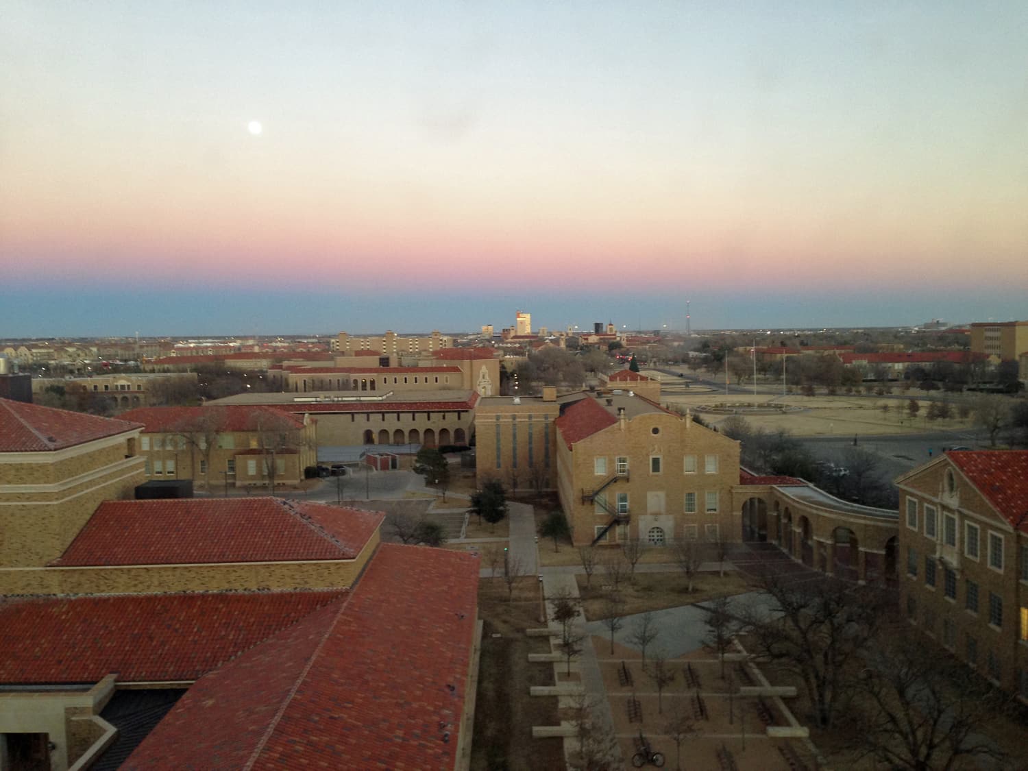 Texas Tech University und die Innenstadt von Lubbock in der Abenddämmerung