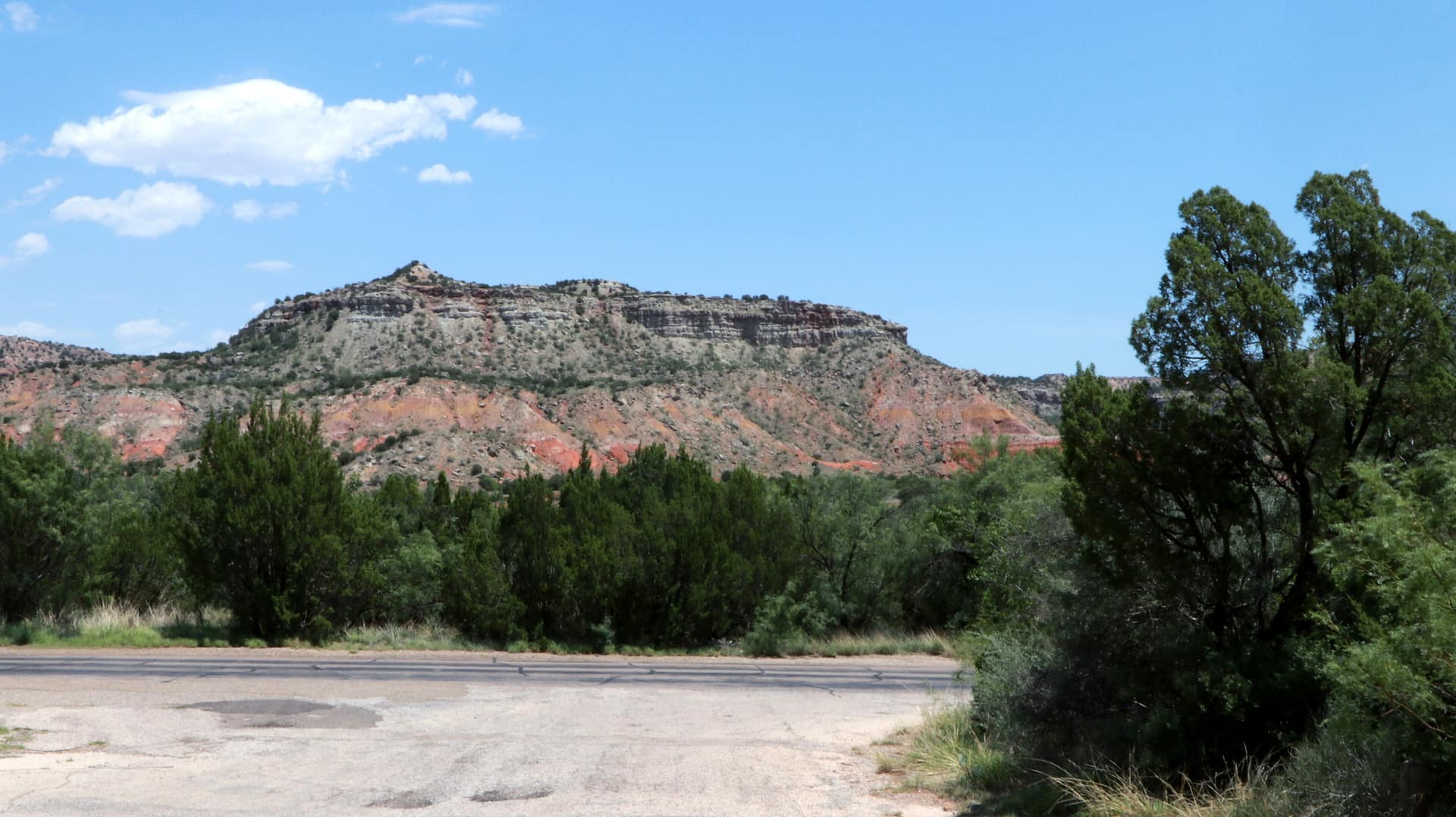 Rote und orange Felswände des Palo Duro Canyon unter blauem Westtexas-Himmel