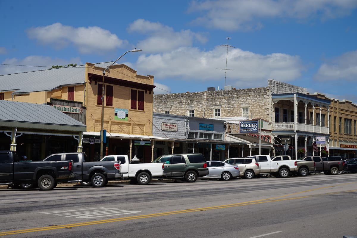 Historische Kalksteinfassaden an der East Main Street in Fredericksburg, Texas