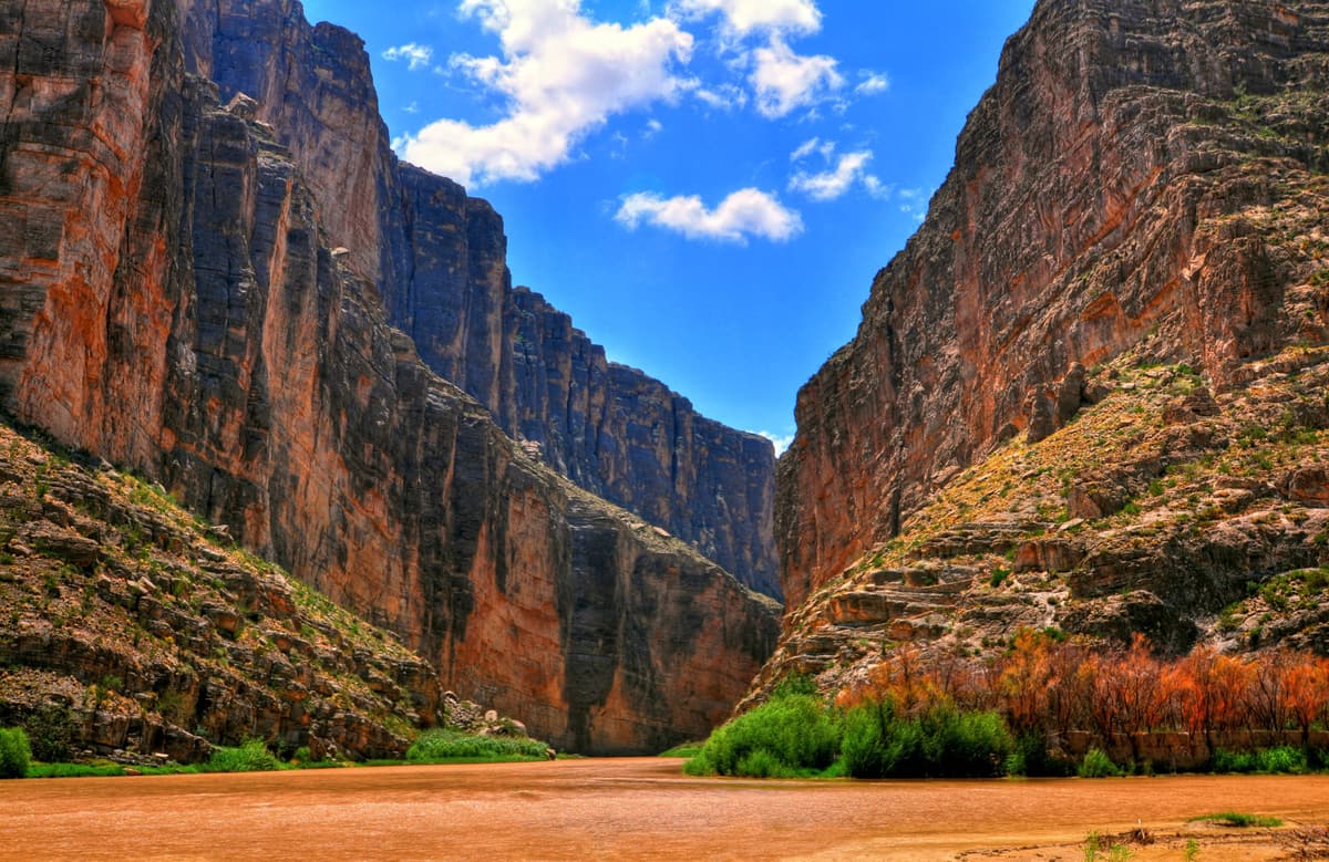 Der Rio Grande tritt zwischen den senkrechten Wänden des Santa Elena Canyon im Big-Bend-Nationalpark hervor