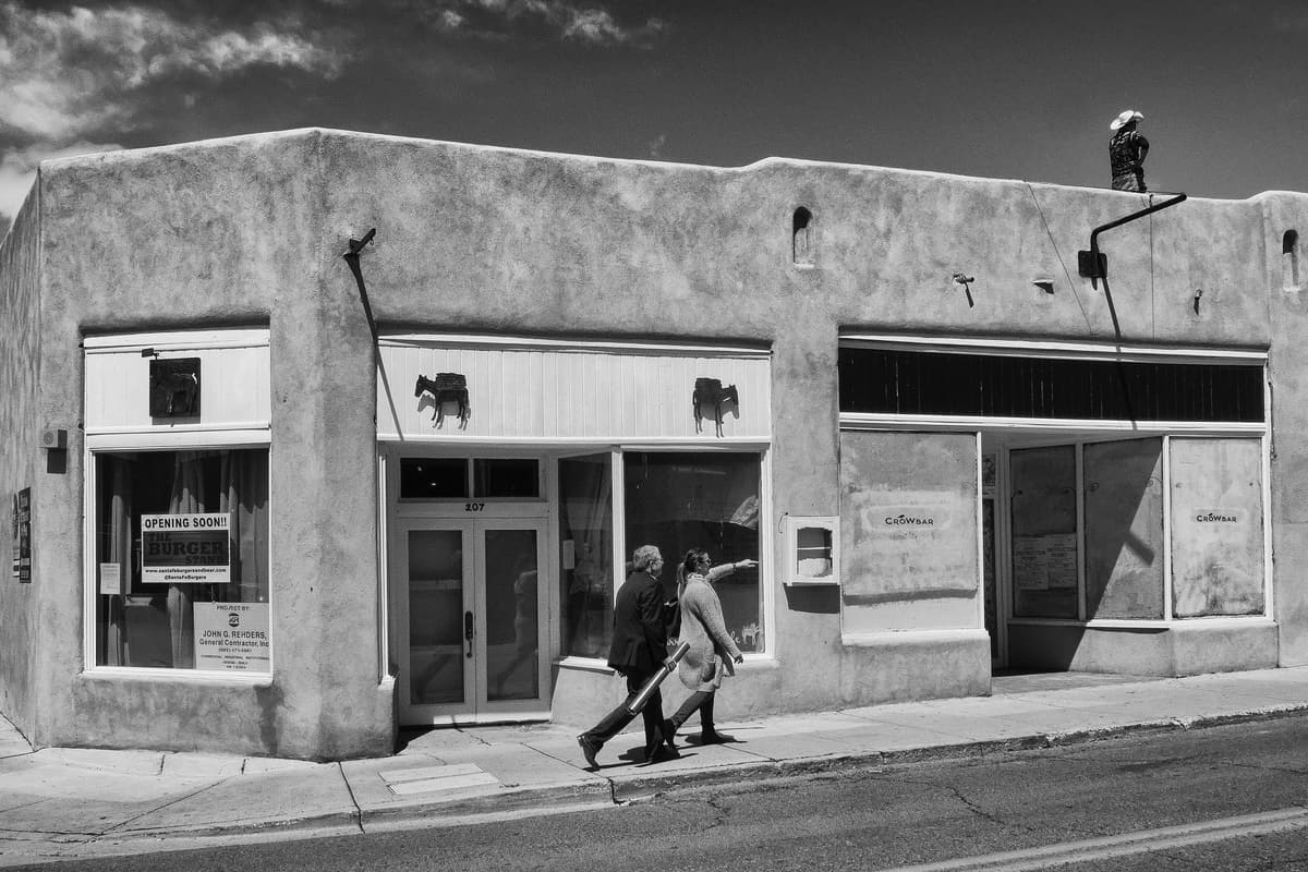 Ein Adobe-Gebäude an der historischen Plaza von Santa Fe, New Mexico