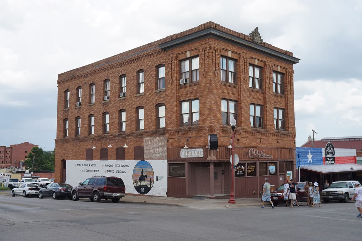 Ein historisches Saloon-Gebäude an der Exchange Avenue in den Fort Worth Stockyards